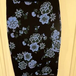 Ann Taylor Black and Blue Floral Stretch Pencil Skirt. Size XS